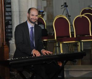 Andrew Hedges playing keyboard to entertain the guests 